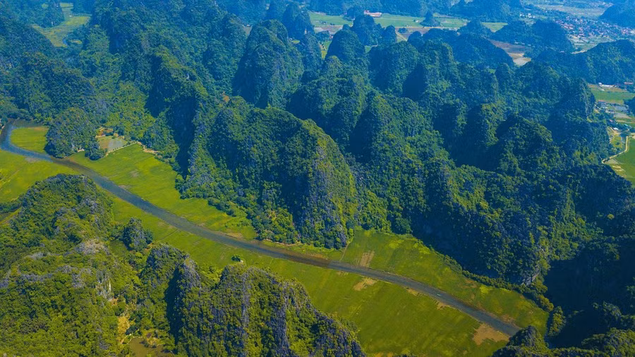 Nhìn từ trên cao, Tam Cốc tựa Vịnh Hạ Long trên cạn với những dãy núi đá vôi trầm mặc trên mặt nước. (Ảnh: Minh Đức/TTXVN)