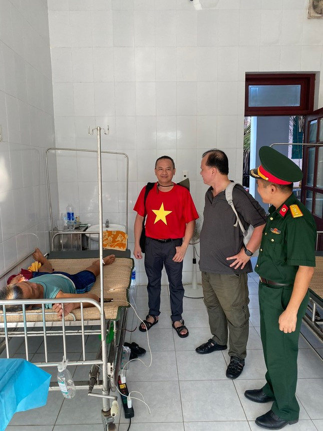 Các bác sỹ trong đoàn công tác cùng y bác sỹ trên đảo Song Tử Tây hội chẩn trường hợp một ngư dân bị đau ruột thừa vào cấp cứu ở đây.