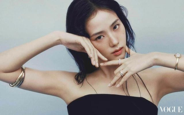 Dáng váy cúp ngực đơn giản cùng set áo hai dây và váy rời tôn lên khung xương quai xanh quyến rũ. Dáng váy cúp ngực đơn giản cùng set áo hai dây và váy rời tôn lên khung xương quai xanh quyến rũ.