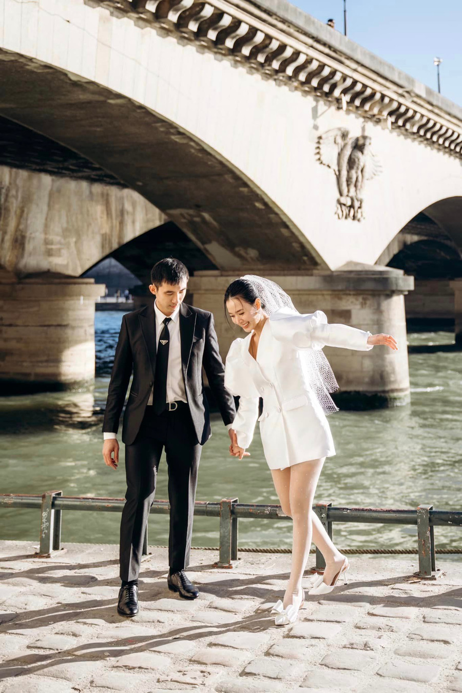 Nữ chính 4 năm 2 chàng 1 tình yêu cũng tiết lộ chồng sắp cưới Minh Đạt kém cô 1 tuổi, còn độc thân và chưa từng lập gia đình. Đồng thời, cô cho biết ngày trọng đại được diễn ra vào ngày 29.6 Nữ chính 4 năm 2 chàng 1 tình yêu cũng tiết lộ chồng sắp cưới Minh Đạt kém cô 1 tuổi, còn độc thân và chưa từng lập gia đình. Đồng thời, cô cho biết ngày trọng đại được diễn ra vào ngày 29.6