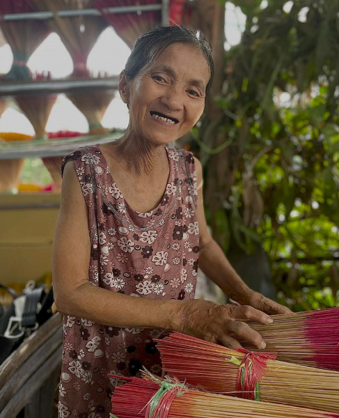 Mệ Tuyết làm hương bán, gom góp tiền tặng bệnh nhân ung thư. Mệ Tuyết làm hương bán, gom góp tiền tặng bệnh nhân ung thư.