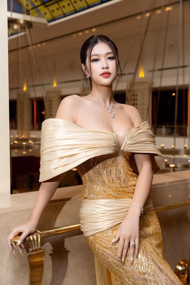 Hoa hậu Đoàn Thiên Ân diện chiếc đầm có phần vai thiết kế trễ nải, giúp cô tôn vòng một quyến rũ.