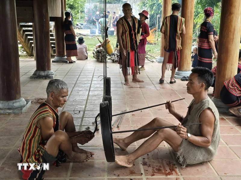 Người Brâu cho rằng chiêng Tha không chỉ là nhạc khí mà còn là thần linh, là tổ tiên của họ. (Ảnh: Khoa Chương/TTXVN) Người Brâu cho rằng chiêng Tha không chỉ là nhạc khí mà còn là thần linh, là tổ tiên của họ. (Ảnh: Khoa Chương/TTXVN)