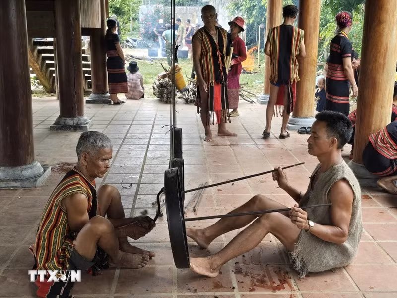 Người Brâu cho rằng chiêng Tha không chỉ là nhạc khí mà còn là thần linh, là tổ tiên của họ. (Ảnh: Khoa Chương/TTXVN)