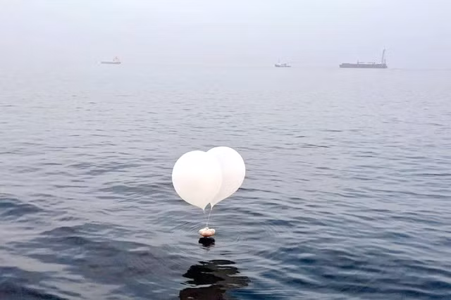 Một quả bóng bay chứa rác từ phía Triều Tiên được nhìn thấy ở vùng biển ngoài khơi Incheon (Hàn Quốc) ngày 9-6. Ảnh: REUTERS