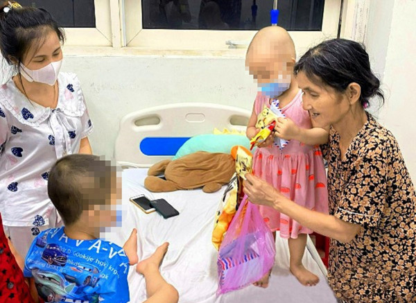 Hàng tháng đều đặn mệ Tuyết đều tới thăm các bệnh nhân ung thư ở bệnh viện. (ảnh Phùng Hà). Hàng tháng đều đặn mệ Tuyết đều tới thăm các bệnh nhân ung thư ở bệnh viện. (ảnh Phùng Hà).