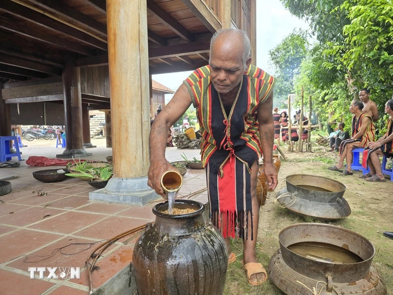 Người Brâu chuẩn bị cho lễ cúng Trỉa lúa. (Ảnh: Khoa Chương/TTXVN) Người Brâu chuẩn bị cho lễ cúng Trỉa lúa. (Ảnh: Khoa Chương/TTXVN)