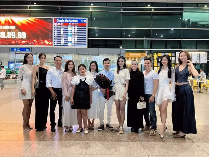 Gia đình, người thân và bạn trai đón Hoa hậu Ý Nhi trở về sau thời gian du học. Gia đình, người thân và bạn trai đón Hoa hậu Ý Nhi trở về sau thời gian du học.