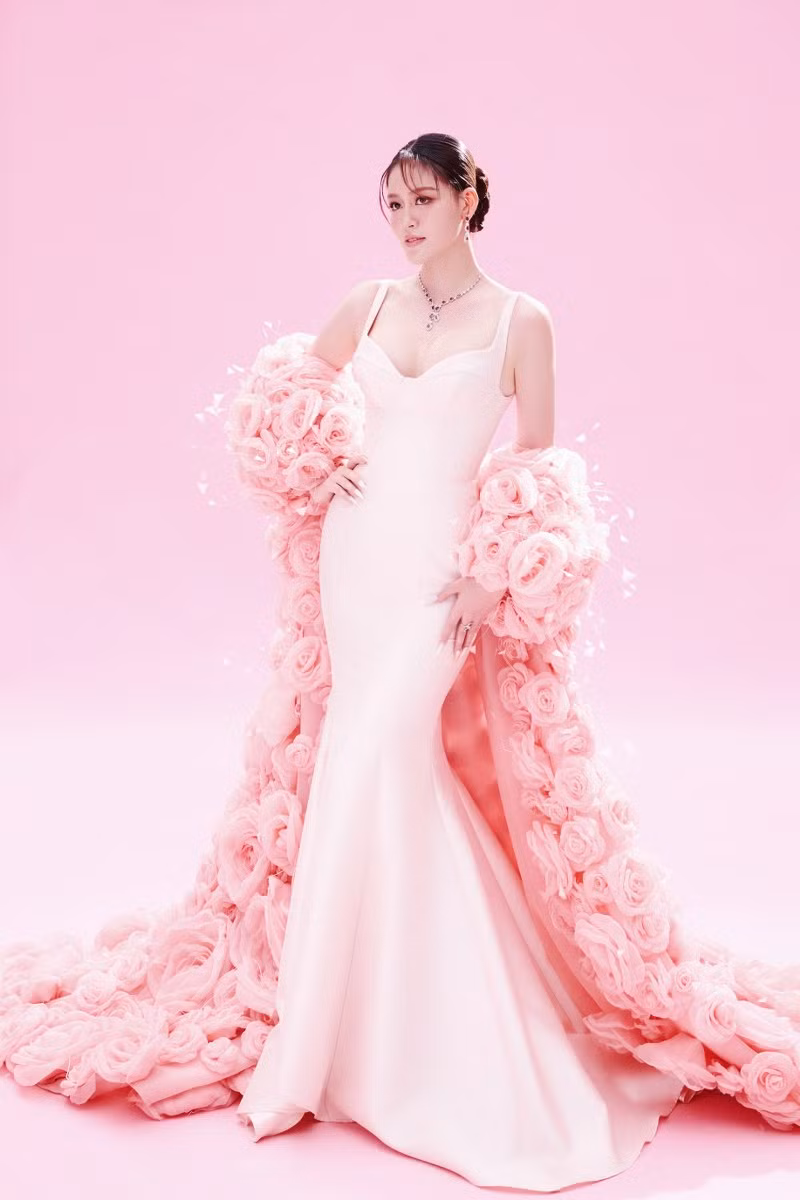 Đặng Thanh Ngân thẳng thắn cho biết hoạt động showbiz của cô có giảm đôi chút so với thời điểm sau khi đoạt giải Á hậu Siêu quốc gia 2023. Tuy nhiên, người đẹp không buồn vì biết rõ nguyên nhân và thấy bản thân cần phấn đấu hơn nữa trong thời gian tới