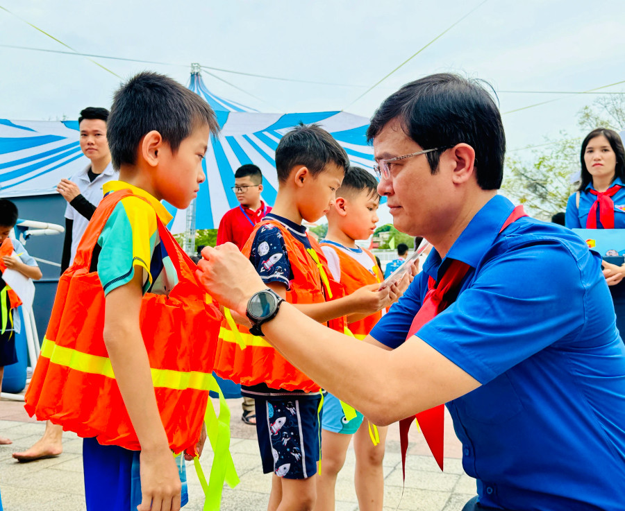 Anh Bùi Quang Huy hướng dẫn trẻ em mặc áo phao bơi đúng cách Anh Bùi Quang Huy hướng dẫn trẻ em mặc áo phao bơi đúng cách