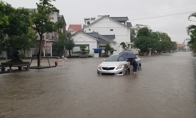 Xe ô tô ngập nước, chết máy tại khu đô thị mới P.Đằng Lâm (Q.Hải An) Xe ô tô ngập nước, chết máy tại khu đô thị mới P.Đằng Lâm (Q.Hải An)