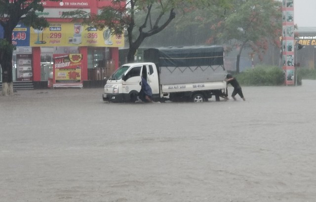 Xe tải chết máy trên đường Lê Hồng Phong, P.Đằng Hải (Q.Hải An) Xe tải chết máy trên đường Lê Hồng Phong, P.Đằng Hải (Q.Hải An)
