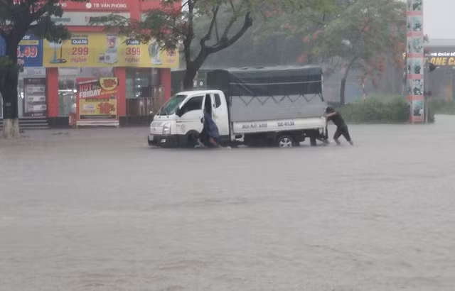 Xe tải chết máy trên đường Lê Hồng Phong, P.Đằng Hải (Q.Hải An)