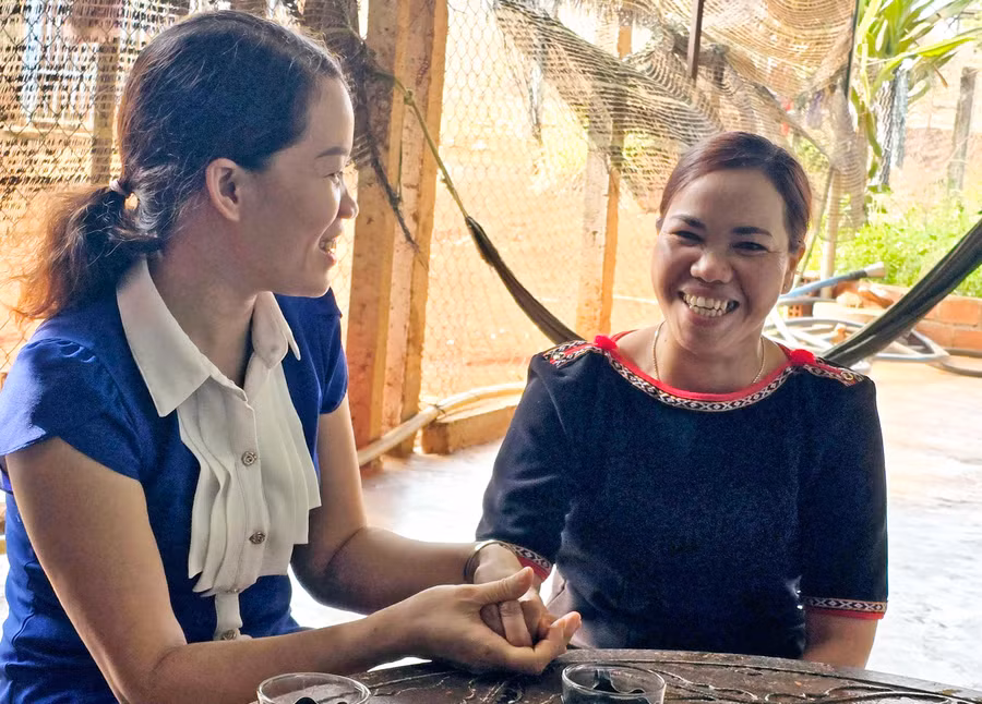 Chị Trần Thị Hường và chị Ksor Phiyh thân thiết như chị em trong gia đình. Ảnh: S.T