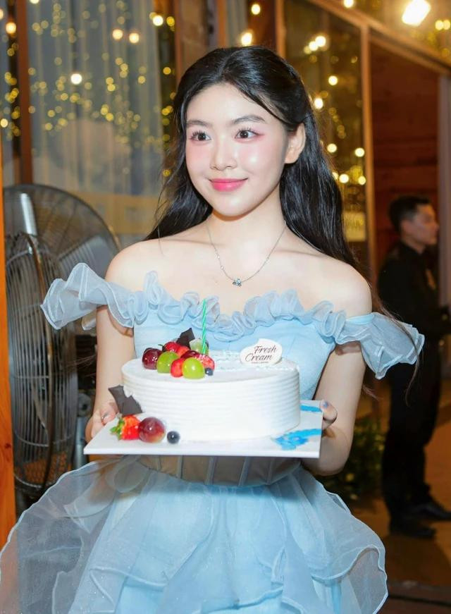 Nhan sắc tuổi 18 của con gái Quyền Linh khiến dân mạng phải xuýt xoa