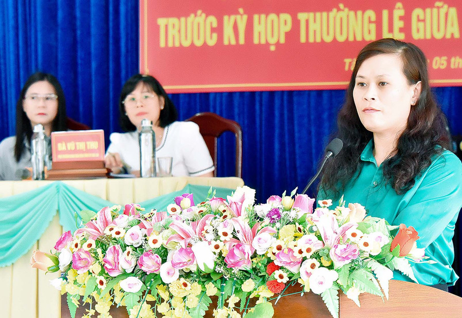 Bà Hoàng Thị Minh Bình-Trưởng phòng Tài chính-Kế hoạch TP. Pleiku trả lời kiến nghị cử tri về chi trả, giải quyết chế độ, chính sách. Ảnh: Đ.T
