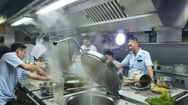 Bếp trưởng Trần Đức Hưng (bìa trái) và tổ phục vụ đang nấu ăn. Ảnh: Nguyễn Tuấn Bếp trưởng Trần Đức Hưng (bìa trái) và tổ phục vụ đang nấu ăn. Ảnh: Nguyễn Tuấn