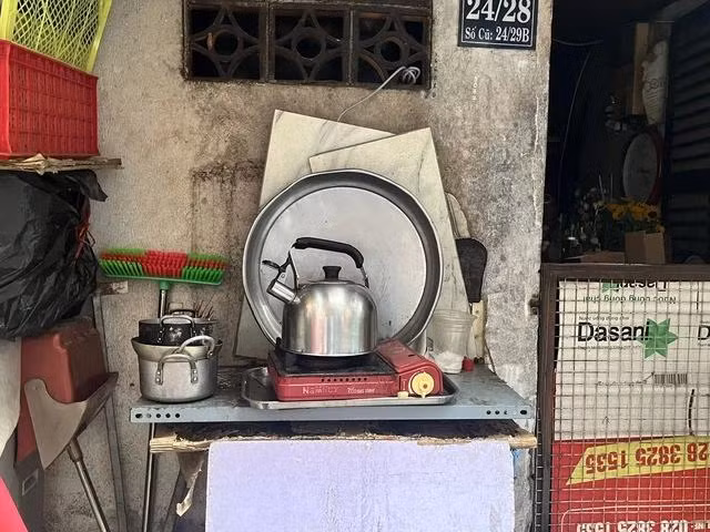 Vì diện tích nhà quá nhỏ nên người dân trong hẻm phải nấu ăn phía bên ngoài