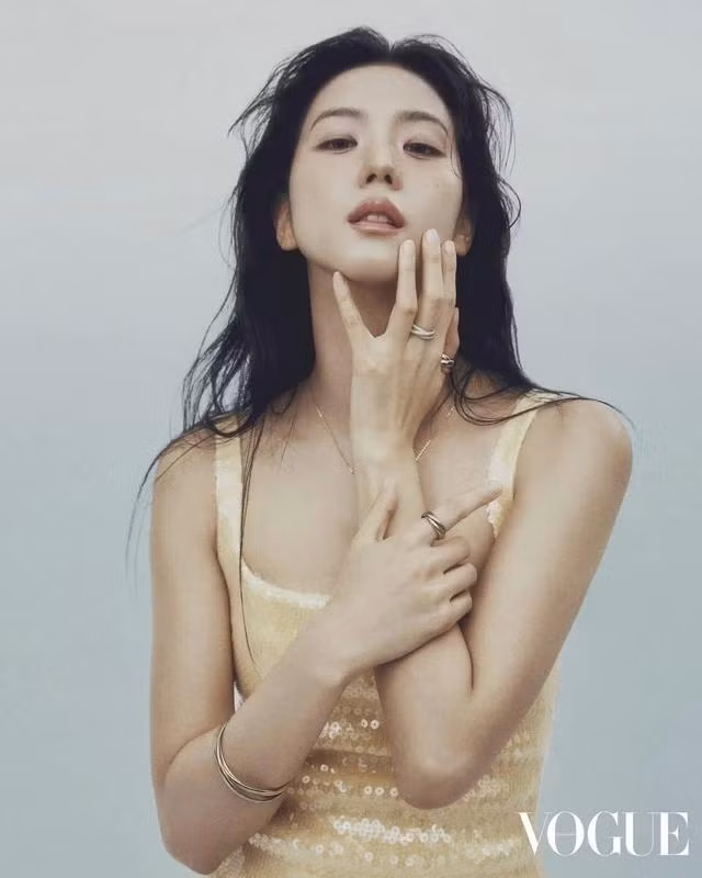 Ngoài trang phục và nhan sắc, điểm nhấn lần này còn phải kể đến chính là bộ trang sức Cartier Trinity. Mặc dù chưa được tiết lộ giá trị thật, nhưng cộng đồng mạng cho rằng bộ vòng tay, nhẫn, dây chuyền, đồng hồ phải hơn cả tỷ đồng.