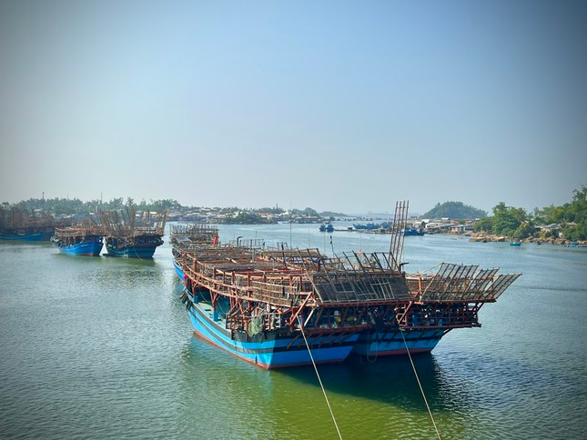 Tàu câu mực của ngư dân xã Bình Chánh cập cửa biển Sa Cần sau hơn 3 tháng khai thác ở Trường Sa. Tàu câu mực của ngư dân xã Bình Chánh cập cửa biển Sa Cần sau hơn 3 tháng khai thác ở Trường Sa.