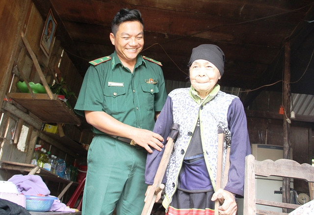 Đồn Biên phòng cửa khẩu quốc tế Nam Giang còn nhận chăm sóc cụ Hiên Nhias Đồn Biên phòng cửa khẩu quốc tế Nam Giang còn nhận chăm sóc cụ Hiên Nhias