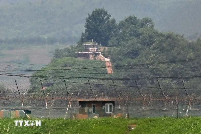 Trạm gác của quân đội Triều Tiên (phía trên) và Hàn Quốc (phía dưới) được nhìn từ khu vực biên giới liên Triều ở thành phố Paju (Hàn Quốc) ngày 27/7/2023. Ảnh: AFP/TTXVN