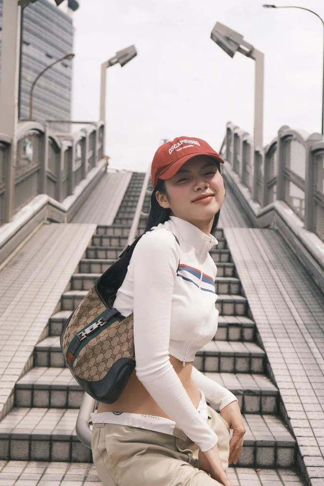 Nữ ca sĩ sinh năm 2002 diện trang phục trẻ trung, năng động ứng với phong cách mà cô đang theo đuổi