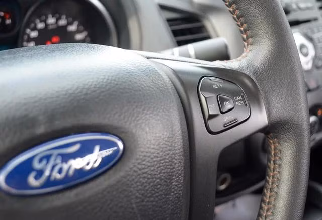 Không ít tài xế hiện nay chưa tìm hiểu và nắm rõ cách sử dụng hệ thống điều khiển hành trình, dù tính năng này khá hữu ích