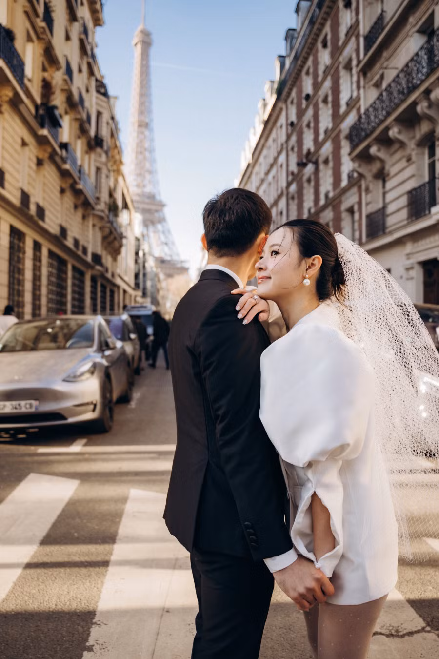 Trước đó, diễn viên phim Những thiên thần áo trắng giải thích lý do không công khai danh tính hôn phu vì cả hai cần sắp xếp chuyện cá nhân, tránh ảnh hưởng đến công việc