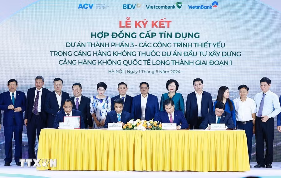 Thủ tướng Phạm Minh Chính chứng kiến ký kết giữa Tổng Công ty Cảng hàng không Việt Nam (ACV) với Ngân hàng Vietcombank, Ngân hàng BIDV, Ngân hàng Vietinbank. (Ảnh: Dương Giang/TTXVN)