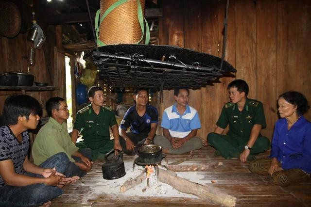 Những người lính biên phòng quây quần bên bếp lửa nhà sàn, lắng nghe tâm tư người dân Những người lính biên phòng quây quần bên bếp lửa nhà sàn, lắng nghe tâm tư người dân