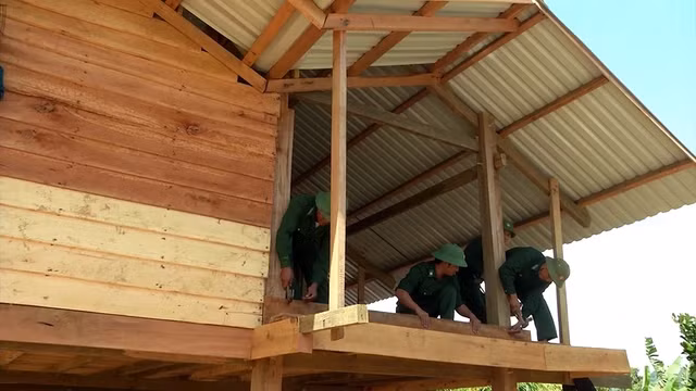 ... và xây dựng nhà cho họ