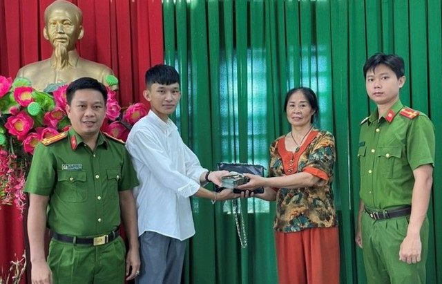 Anh Nguyễn Sỹ Thái trao trả chiếc túi xách cho bà Nguyễn Thị Thu Anh Nguyễn Sỹ Thái trao trả chiếc túi xách cho bà Nguyễn Thị Thu