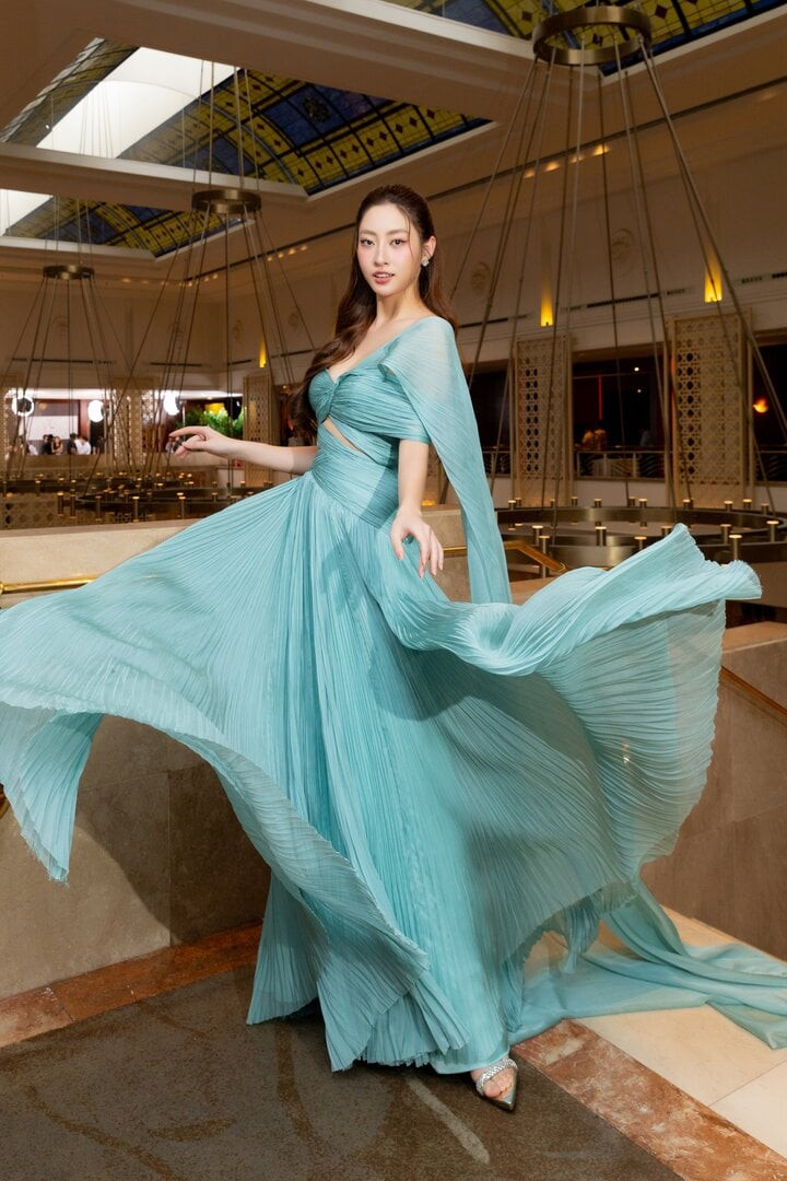 Là mỹ nhân đầu tiên diện thiết kế mới nhất trong bộ sưu tập sắp ra mắt của Lê Ngọc Lâm, Hoa hậu Lương Thùy Linh hướng đến hình ảnh sang trọng, gợi cảm chừng mực. Là mỹ nhân đầu tiên diện thiết kế mới nhất trong bộ sưu tập sắp ra mắt của Lê Ngọc Lâm, Hoa hậu Lương Thùy Linh hướng đến hình ảnh sang trọng, gợi cảm chừng mực.