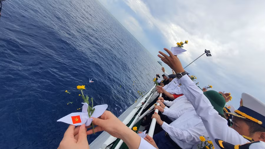 Hoa và hạc giấy tưởng niệm anh hùng liệt sỹ hy sinh vì chủ quyền biển đảo. Ảnh: Nguyễn Tuấn