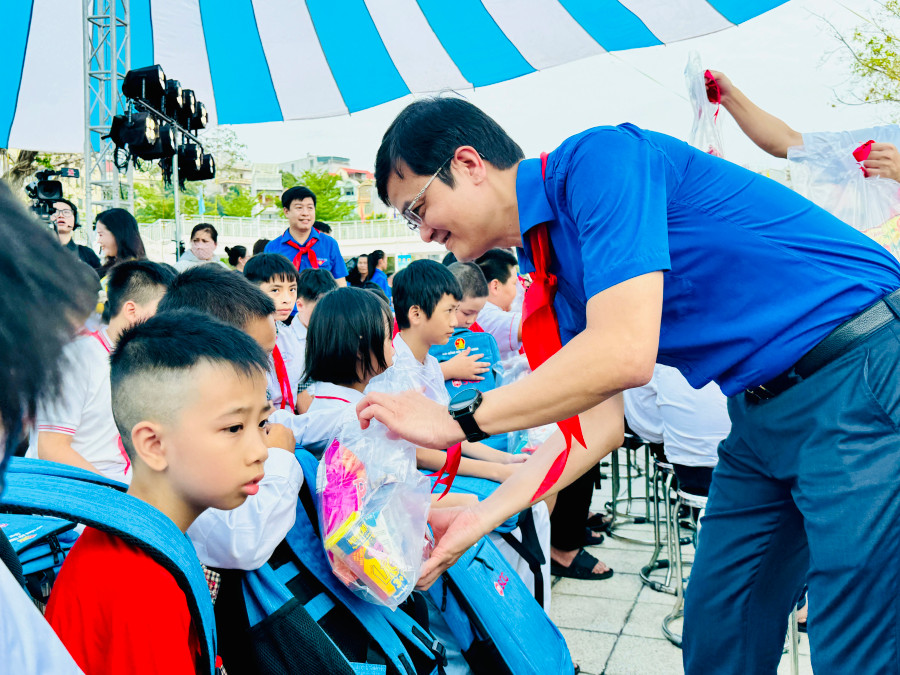 Anh Bùi Quang Huy, Ủy viên dự khuyết T.Ư Đảng, Bí thư thứ nhất T.Ư Đoàn, trao quà cho các em thiếu nhi Anh Bùi Quang Huy, Ủy viên dự khuyết T.Ư Đảng, Bí thư thứ nhất T.Ư Đoàn, trao quà cho các em thiếu nhi