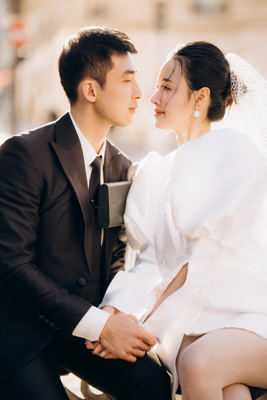 Mới đây, Midu khiến khán giả bất ngờ khi đăng tải bộ ảnh cưới với vị hôn phu là thiếu gia nhựa Duy Tân. Theo đó, bộ ảnh này được cả hai thực hiện tại Pháp và đây cũng là lần đầu tiên cô công khai chân dung của bạn trai doanh nhân sau thời gian giữ kín Mới đây, Midu khiến khán giả bất ngờ khi đăng tải bộ ảnh cưới với vị hôn phu là thiếu gia nhựa Duy Tân. Theo đó, bộ ảnh này được cả hai thực hiện tại Pháp và đây cũng là lần đầu tiên cô công khai chân dung của bạn trai doanh nhân sau thời gian giữ kín