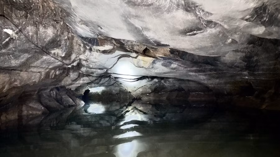 Cửa Cha và cửa Mẹ trong Xuyên thủy động. (Ảnh: Bích Hằng/Vietnam+)