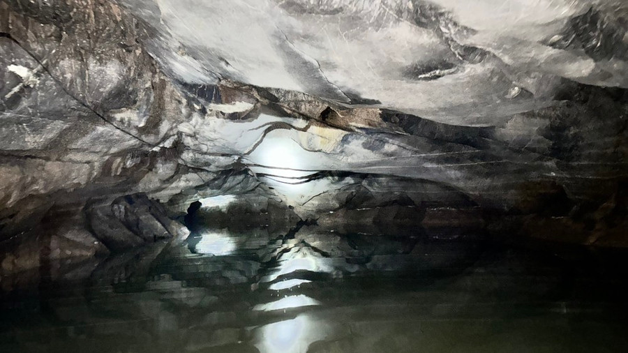 Cửa Cha và cửa Mẹ trong Xuyên thủy động. (Ảnh: Bích Hằng/Vietnam+) Cửa Cha và cửa Mẹ trong Xuyên thủy động. (Ảnh: Bích Hằng/Vietnam+)