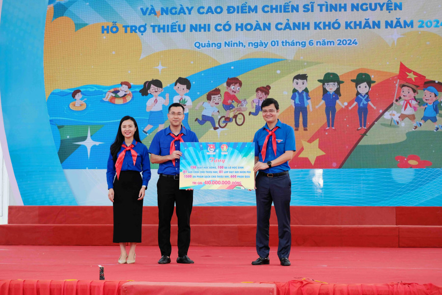 Anh Bùi Quang Huy trao tặng những công trình, phần quà của T.Ư Đoàn, Hội đồng Đội T.Ư cho thiếu nhi tỉnh Quảng Ninh Anh Bùi Quang Huy trao tặng những công trình, phần quà của T.Ư Đoàn, Hội đồng Đội T.Ư cho thiếu nhi tỉnh Quảng Ninh