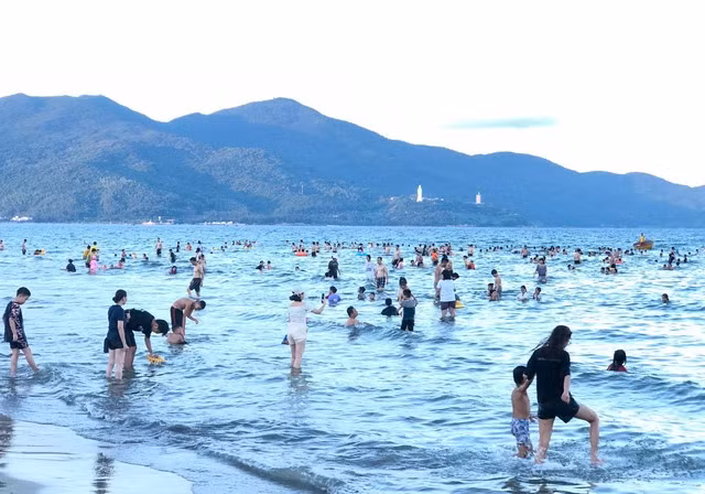 Biển Đà Nẵng đông người giải nhiệt vào mỗi ngày hè