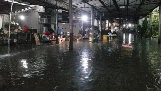 Bên trong chợ dân sinh Đằng Lâm nước thải đùn lên đen ngòm Bên trong chợ dân sinh Đằng Lâm nước thải đùn lên đen ngòm