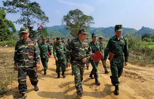 Đại tá Lê Văn Phương (phải) và thiếu tướng Sỉ Thạ Vi Say (giữa) dẫn đầu đoàn tuần tra song phương Đại tá Lê Văn Phương (phải) và thiếu tướng Sỉ Thạ Vi Say (giữa) dẫn đầu đoàn tuần tra song phương