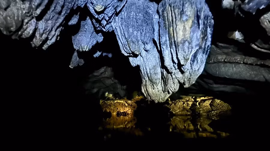 Có vô số những thạch nhũ muôn hình vạn trạng trong các động. (Ảnh: Bích Hằng/Vietnam+)
