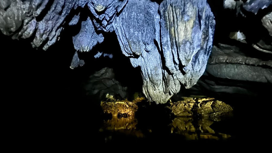 Có vô số những thạch nhũ muôn hình vạn trạng trong các động. (Ảnh: Bích Hằng/Vietnam+) Có vô số những thạch nhũ muôn hình vạn trạng trong các động. (Ảnh: Bích Hằng/Vietnam+)
