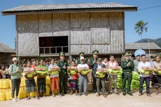 Nhiều năm qua, bộ đội biên phòng La Lay tặng rất nhiều phần quà cho dân bản La Lay A Sói ở bên kia đường biên Nhiều năm qua, bộ đội biên phòng La Lay tặng rất nhiều phần quà cho dân bản La Lay A Sói ở bên kia đường biên