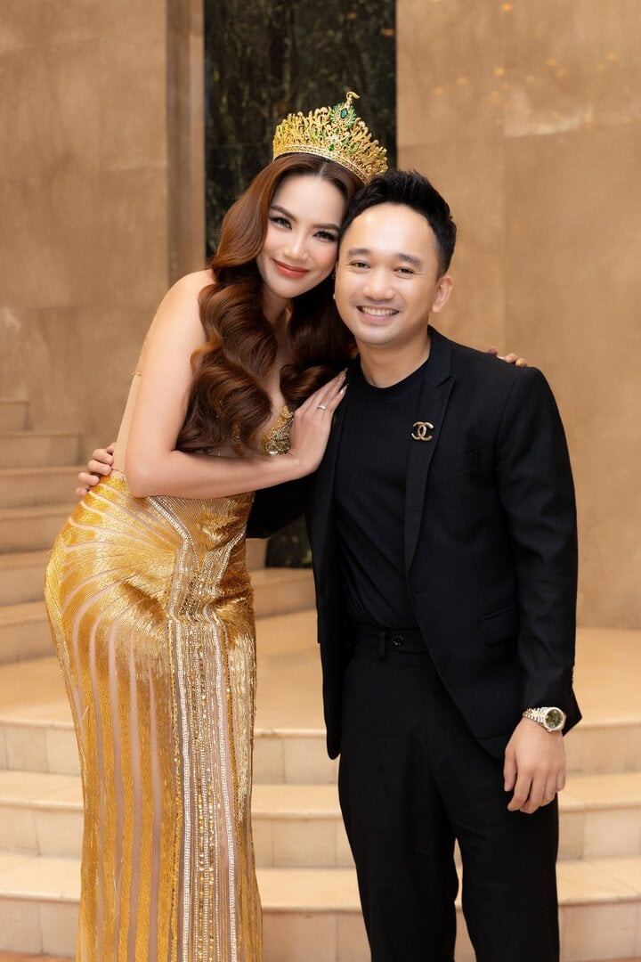 Trên thảm đỏ của sự kiện Miss Grand Vietnam tại TP.HCM, Hoa hậu Lê Hoàng Phương, Đoàn Thiên Ân, Lương Thùy Linh, Á hậu Quỳnh Châu, Minh Nhàn, Hồng Hạnh tụ hội với những bộ đầm dạ hội quyến rũ do nhà thiết kế Lê Ngọc Lâm sáng tạo. Trên thảm đỏ của sự kiện Miss Grand Vietnam tại TP.HCM, Hoa hậu Lê Hoàng Phương, Đoàn Thiên Ân, Lương Thùy Linh, Á hậu Quỳnh Châu, Minh Nhàn, Hồng Hạnh tụ hội với những bộ đầm dạ hội quyến rũ do nhà thiết kế Lê Ngọc Lâm sáng tạo.