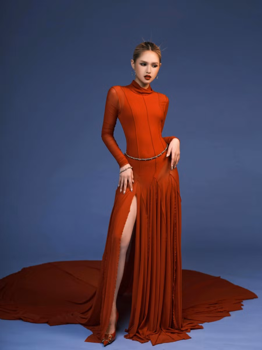 Xoài Non còn lấn sân sang livestream bán hàng online trên nền tảng TikTok. Thời gian qua, hot girl sinh năm 2002 đang phải đối diện với những tin đồn liên quan đến chuyện đời tư