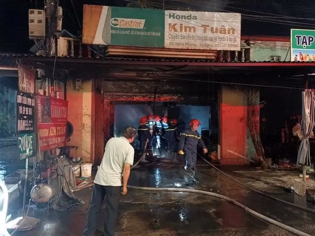 Lực lượng PCCC và cứu nạn cứu hộ đến hiện trường chữa cháy