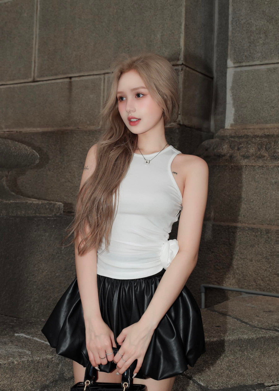 Xoài Non là hot girl có tiếng trên mạng xã hội. Theo ghi nhận của chúng tôi, Instagram của người đẹp sinh năm 2002 có hơn 2,3 triệu lượt theo dõi. Trong khi đó, tài khoản TikTok của cô cũng có hơn 1,8 triệu lượt theo dõi Xoài Non là hot girl có tiếng trên mạng xã hội. Theo ghi nhận của chúng tôi, Instagram của người đẹp sinh năm 2002 có hơn 2,3 triệu lượt theo dõi. Trong khi đó, tài khoản TikTok của cô cũng có hơn 1,8 triệu lượt theo dõi